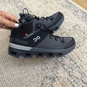 On cloudtrax Black Hiking Shoes